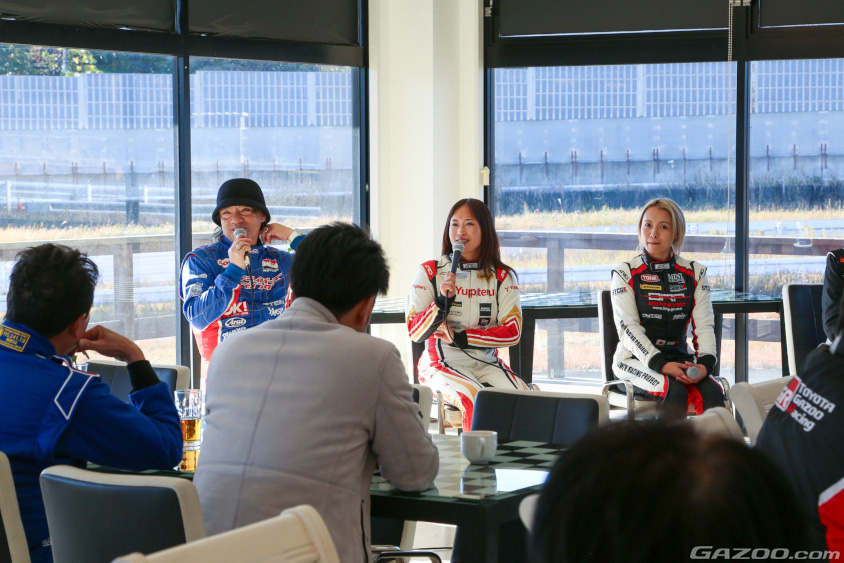 インストラクターを務めたレーサー鹿島選手（左）、猪爪杏奈選手（中）、いとうりな選手（右）のトークショーも行われた(c)KINTO