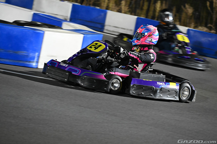 EVカートで走行する斎藤愛未選手
