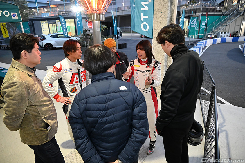 インストラクターを囲む参加者