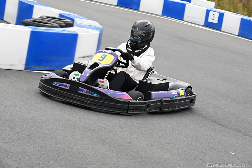 KINTOモータースポーツイベントの初級の女性参加者の走行シーン