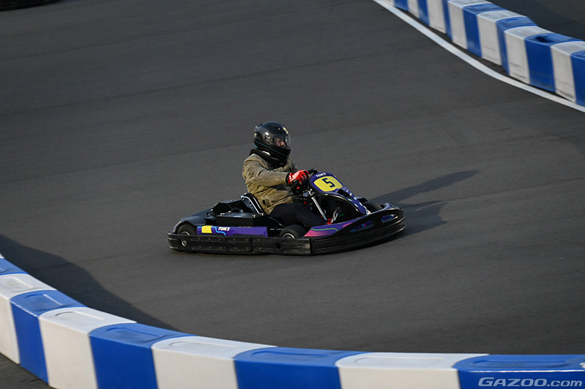 KINTOモータースポーツイベントの中級の男性参加者の走行シーン