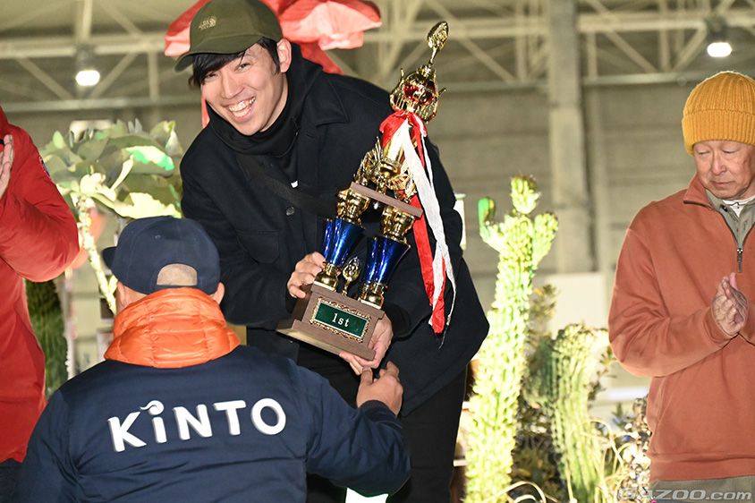 KINTOモータースポーツ体験イベントのトロフィー授与