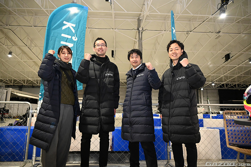 今回のモータースポーツ体験イベントの企画運営を担当した、株式会社KINTOの崎岡遥さん（左）、近藤啓介主任（左中）、富田充朗主幹（右中）、松野力樹主任（右）