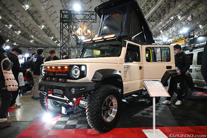 東京オートサロン2025のエヌズ・ステージのブースに展示されていたジムニー5ドアのカスタム車両