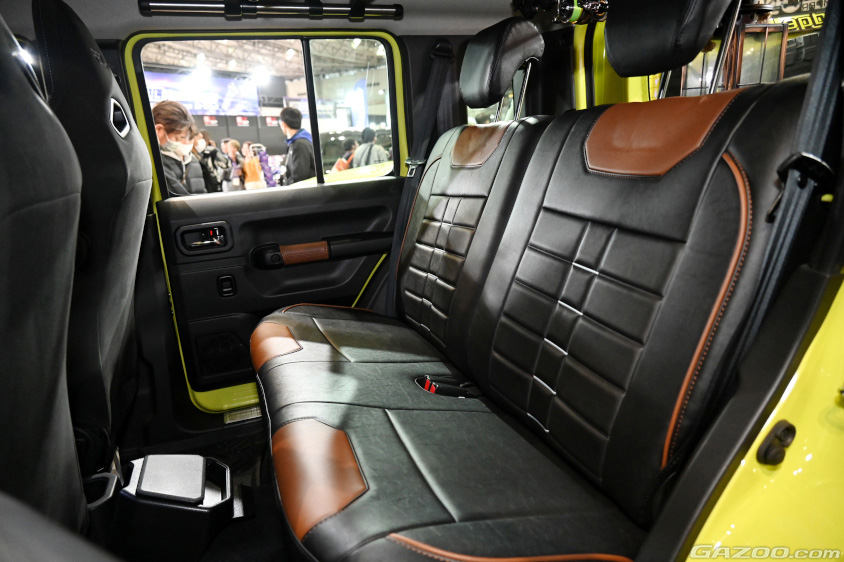 ジムニー5ドアの後席