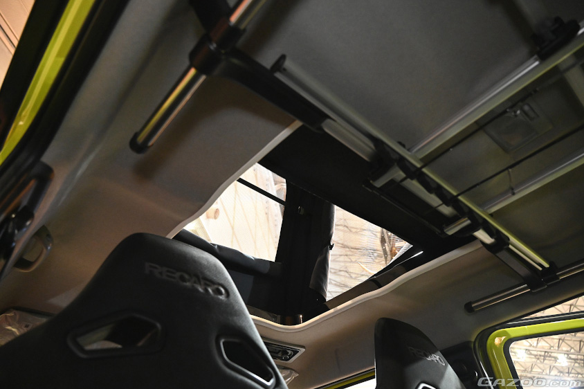 ジムニー5ドアの室内から電動ルーフテントに行ける