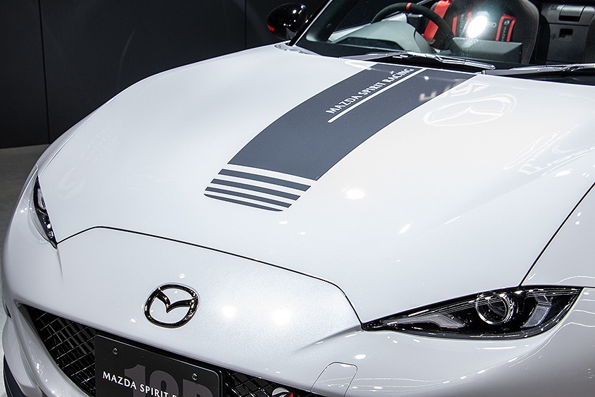 MAZDA SPIRIT RACING ROADSTER 12Rの特別カラーとボンネットの専用デカール