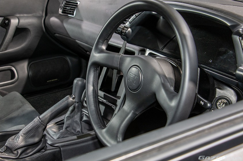 R32型スカイラインGT-RをEV化したR32EVのステアリング