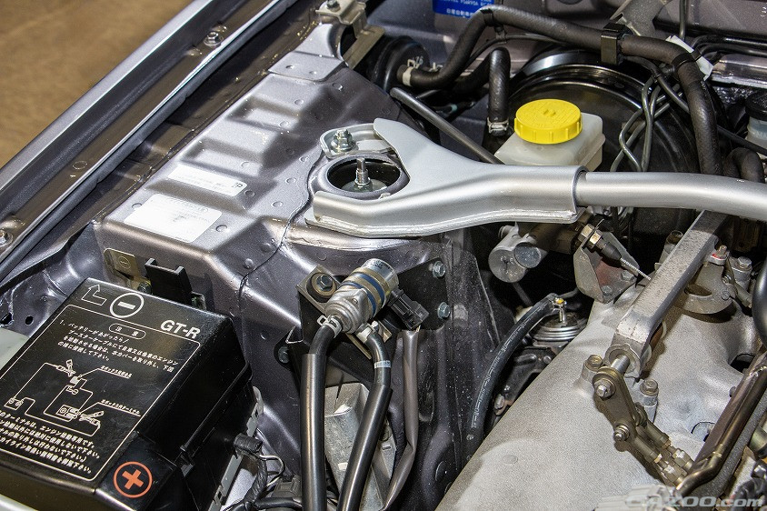 日産サービスセンターがリビルドしたR34型スカイランGT-Rのストラットタワーバー