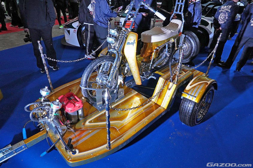 NATS SAMURAIのトレーラーに載っているオートバイ