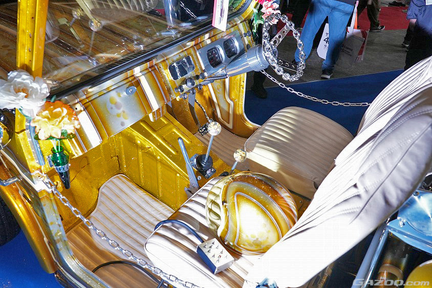 鮮やかなゴールドカラーのペイントで統一されたNATS SAMURAIのインテリア