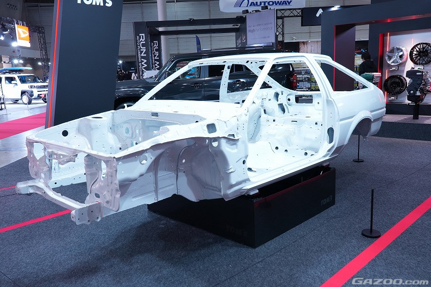 カローラレビン（AE86）のホワイトボディ