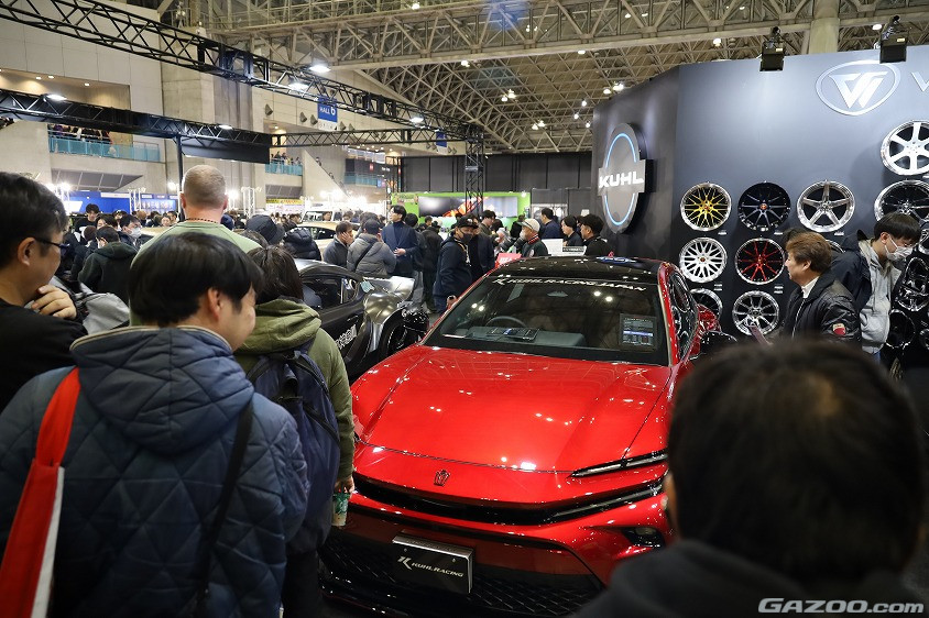 KUHL JAPANのブースとクラウンスポーツ