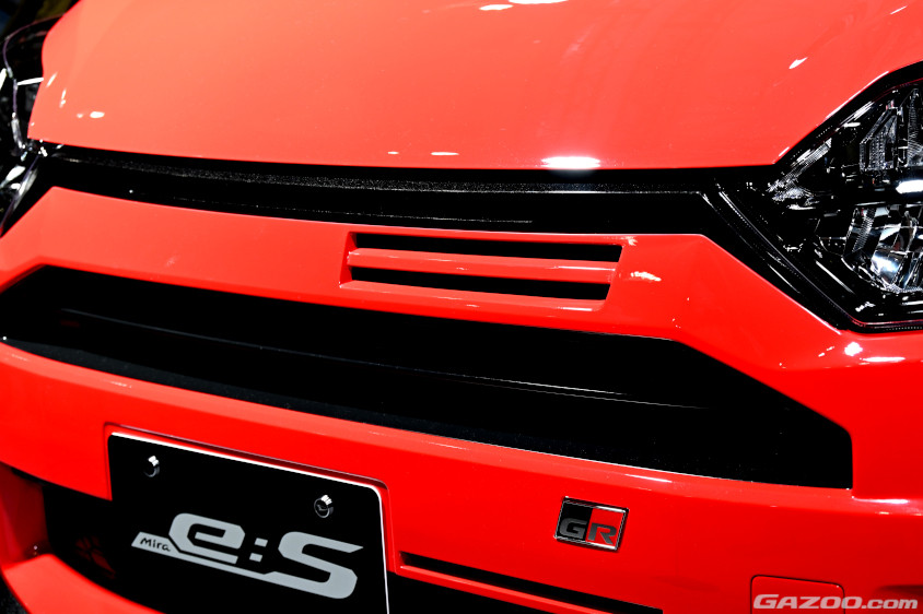 フロントバンパーに開けられた水温対策用のエアインテーク