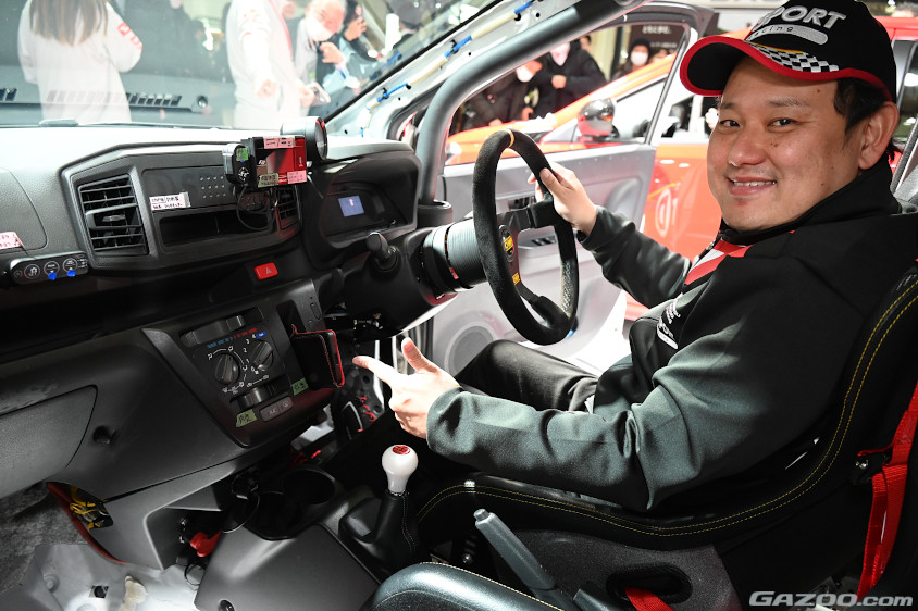 携帯電話置き場を指さす相原泰祐選手