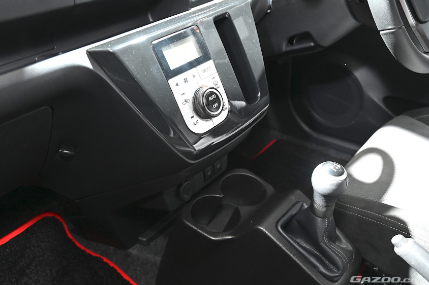 ユーザーの声から取り入れた携帯電話置きとドリンクホルダー