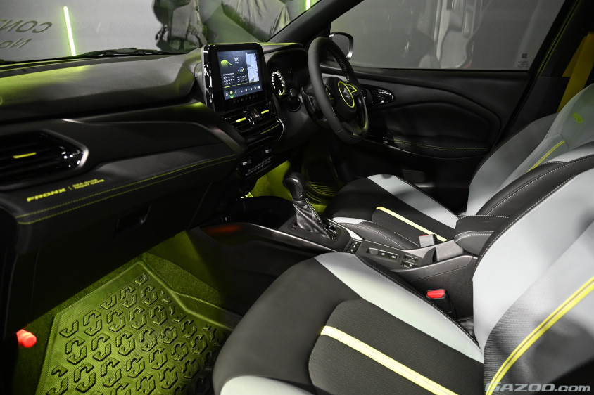 フロンクス SEA BASS NIGHT GAMEのインテリアはブラック基調で蛍光ライムイエローが差し色