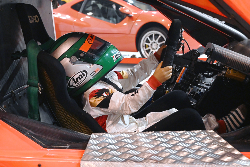 大阪オートメッセ2025 こどもビリティPARKのオートバックスブースでGT300ガライヤの運転席に座るお子さん