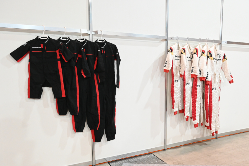 大阪オートメッセ2025 こどもビリティPARKのオートバックスブースで着ることができるスーツとつなぎ