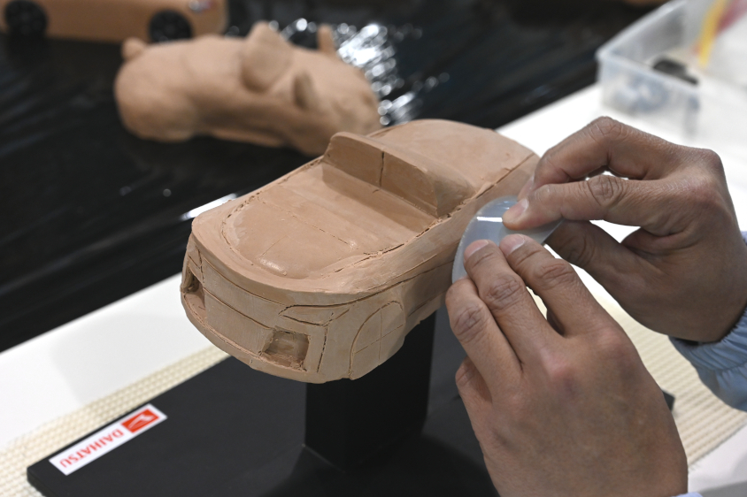 大阪オートメッセ2025 こどもビリティPARKのダイハツブースの1/12のクレイモデル