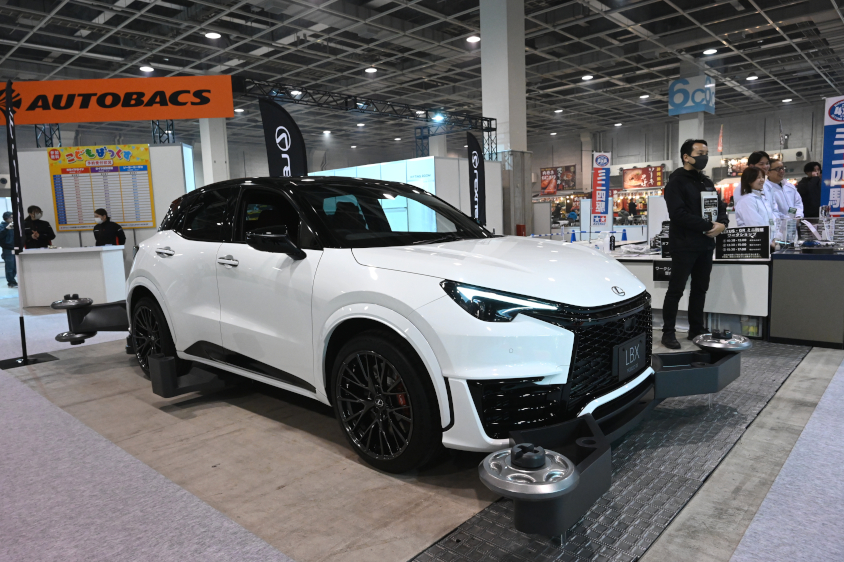 大阪オートメッセ2025 こどもビリティPARKに飾られた1/1スケール「ミニ四駆LEXUS-LBX MORIZO RR」