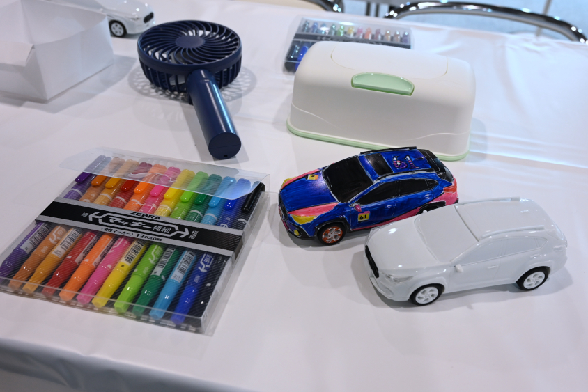 大阪オートメッセ2025 こどもビリティPARKのSUBARUブースでは「ぶつからない!?ミニカー」の色塗り体験ができる