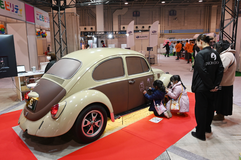 大阪オートメッセ2025 こどもビリティPARKのGLION GROUPのブースではクルマに落書きができる