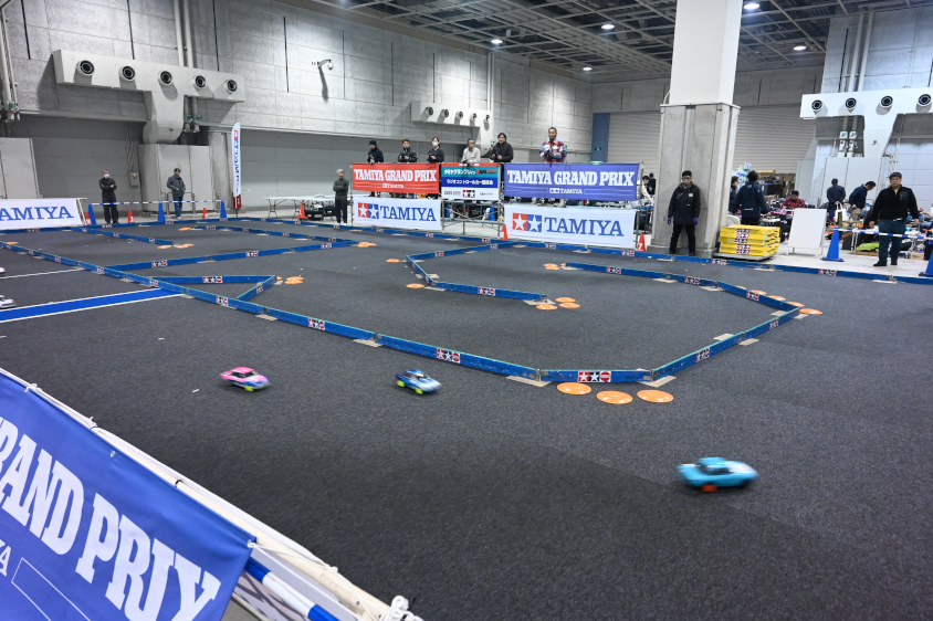 大阪オートメッセ2025のタミヤブースでは本格的なラジコンの走行を観ることができる