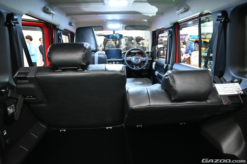 ハイブリッジファースト「ジムニー ノマド」＠大阪オートメッセのリヤシートバックを倒せるようにカスタム