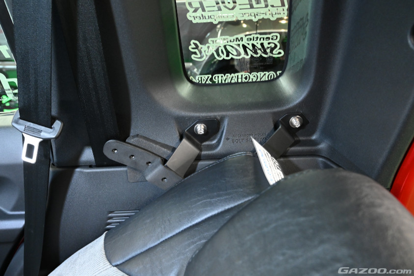 ハイブリッジファースト「ジムニー ノマド」＠大阪オートメッセのリヤシートバックを倒すためのステー