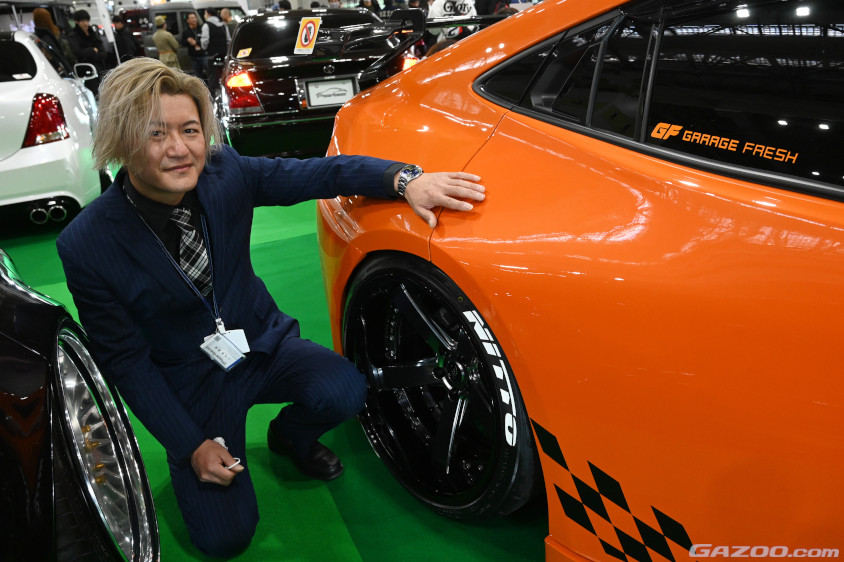 大阪オートメッセ2025に展示されているピアレスの60プリウスと石本和成代表