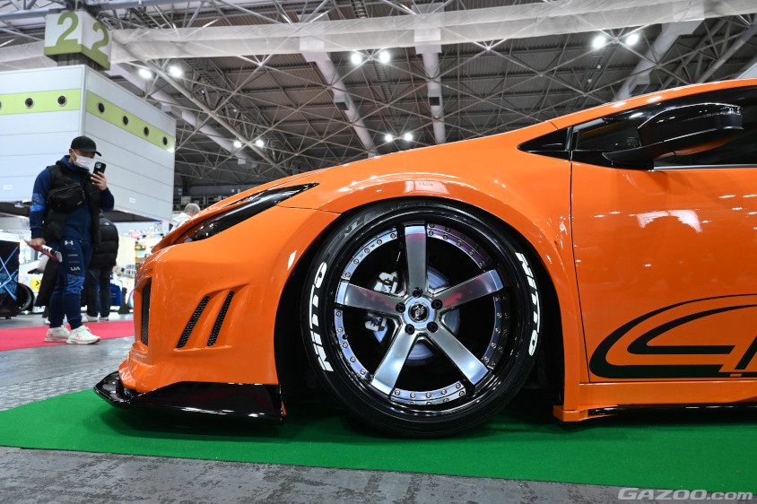 大阪オートメッセ2025に展示されているピアレスの60プリウスの左フロントタイヤ周り