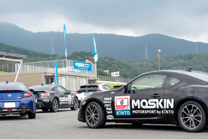 MOSKINのオープニングイベントでの走行待ちの車両