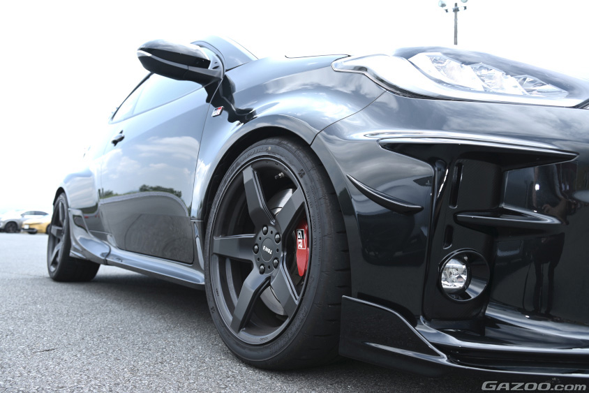 GRヤリス by TOM'S × KINTOの右サイド