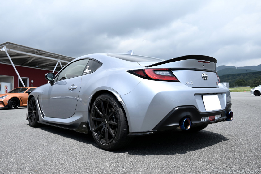 GR86 by TOM'S × KINTOのリヤ