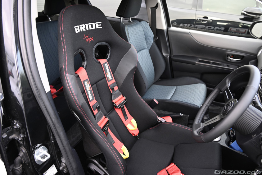 BRIDEのセミバケットシートと5点式のシートベルトが装着されたヴィッツの車内