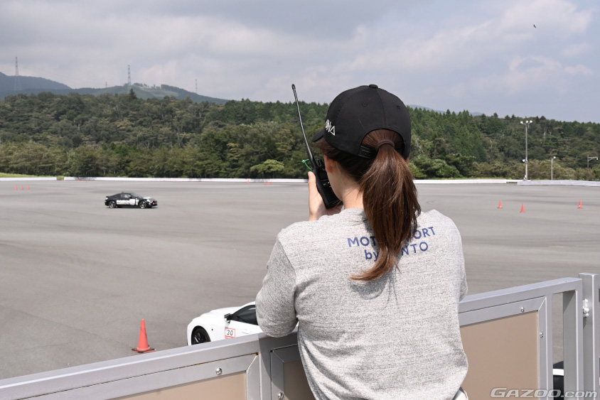 参加者の走行を上からチェックし無線でアドバイスを送る猪爪インストラクター