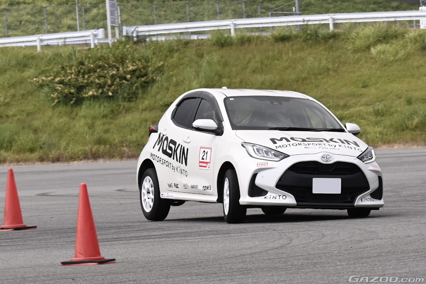 KINTOのTGRラリーチャレンジのステッカーが貼られたヤリス