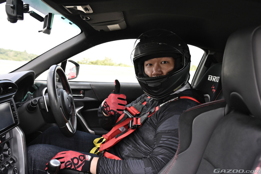 運転席に座るMOSKINオープニングイベントの参加者