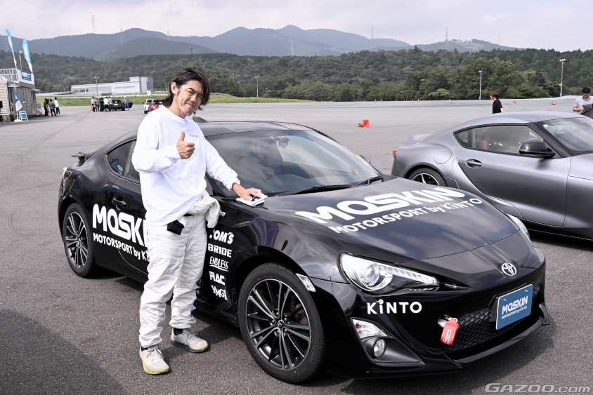 MOSKINオープニングイベントの参加者と86