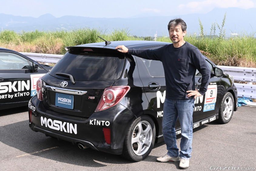 MOSKINオープニングイベントの参加者とヴィッツ