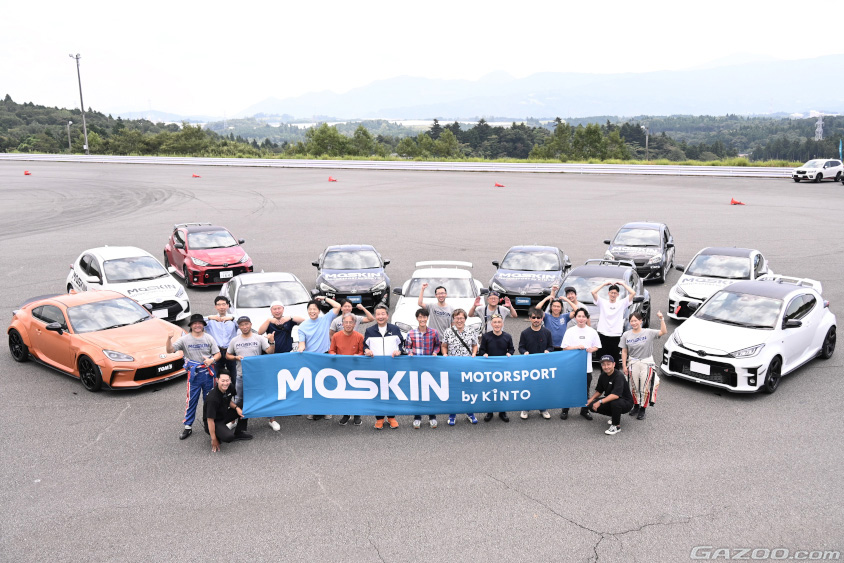 MOSKINオープニングイベントの集合写真