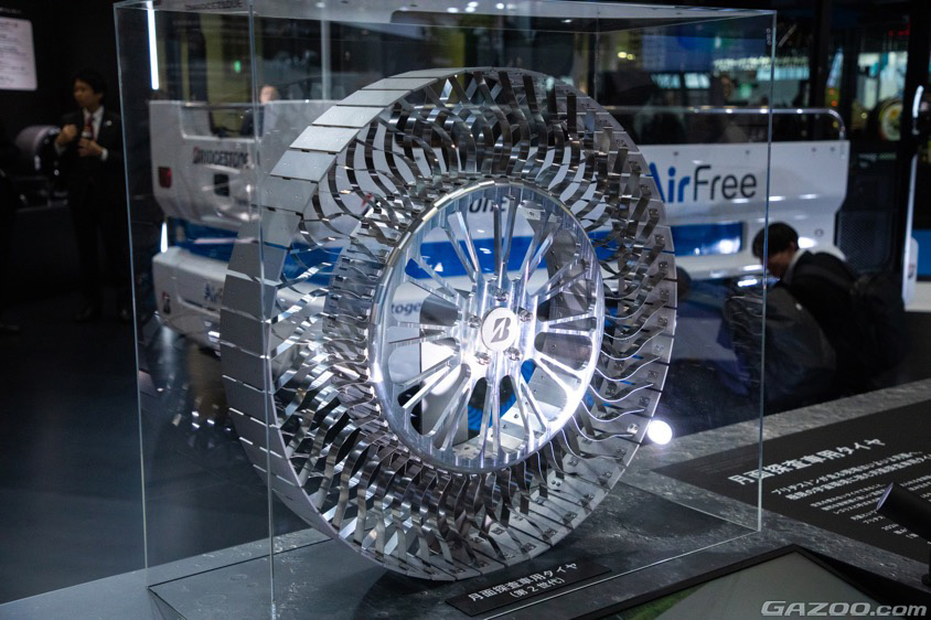 ジャパンモビリティショ-2025　ブリヂストンブースの月面探査車用タイヤ（第2世代）
