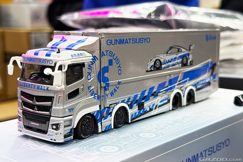 Liberty Walkが展開するミニカー_ FUSOスーパーグレート