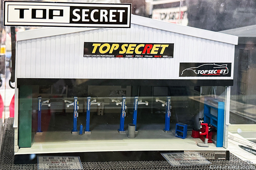 トップシークレットが展開するガレージのジオラマ