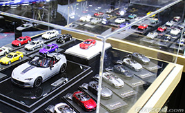 人はナゼ、長蛇の列を作り並ぶのか?『限定ミニカー』に集まった熱狂