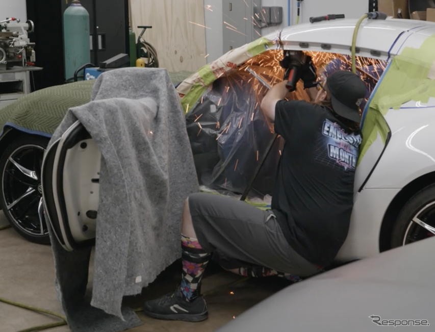 トヨタ・スープラ のオープンモデル「GRスープラ・スポーツトップ」製作の過程。ルーフをカットしているシーン