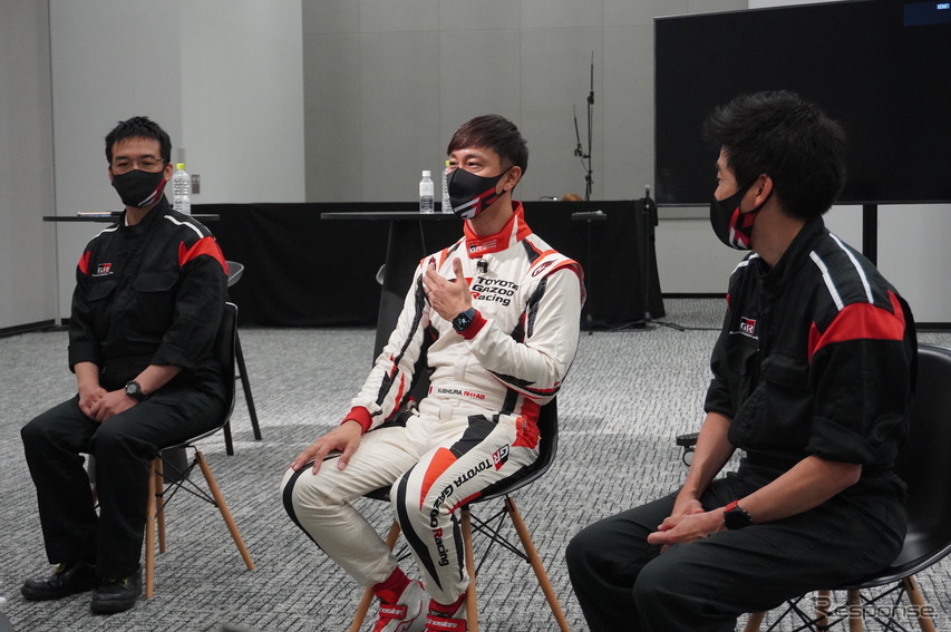 GRカローラについて語るレーシングドライバー、石浦宏明さん(中央)