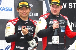 ラリージャパンで3位となった勝田貴元（左／右はコ・ドライバーのアーロン・ジョンストン）。
