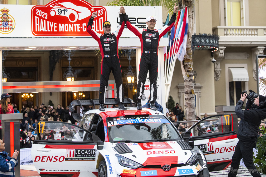 2023年WRC開幕戦モンテカルロで優勝したトヨタのオジェ（右／左はコ・ドライバーのヴァンサン・ランデ）。
